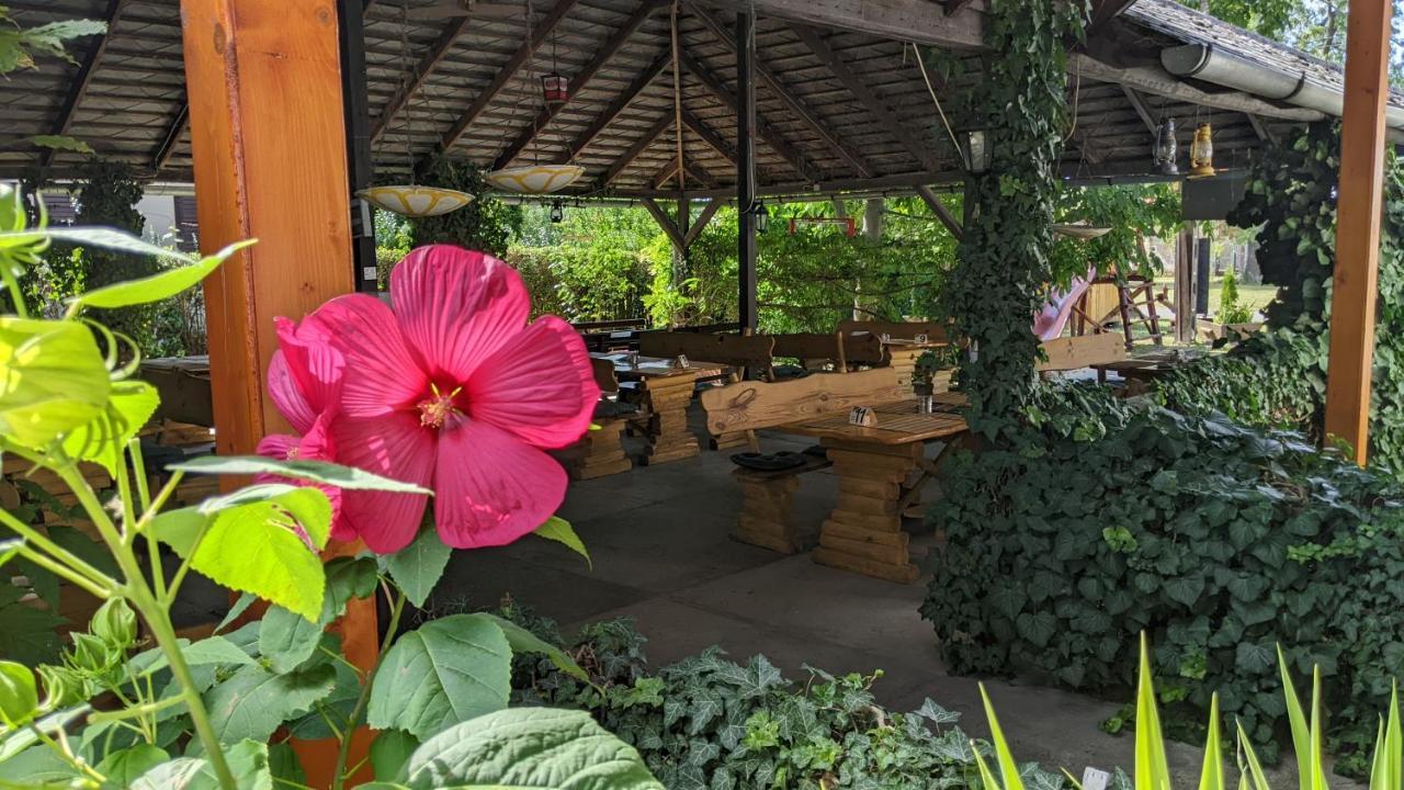 Margareta Etterem Es Vendeghaz Gasthaus บาลาทอนเบรีน ภายนอก รูปภาพ