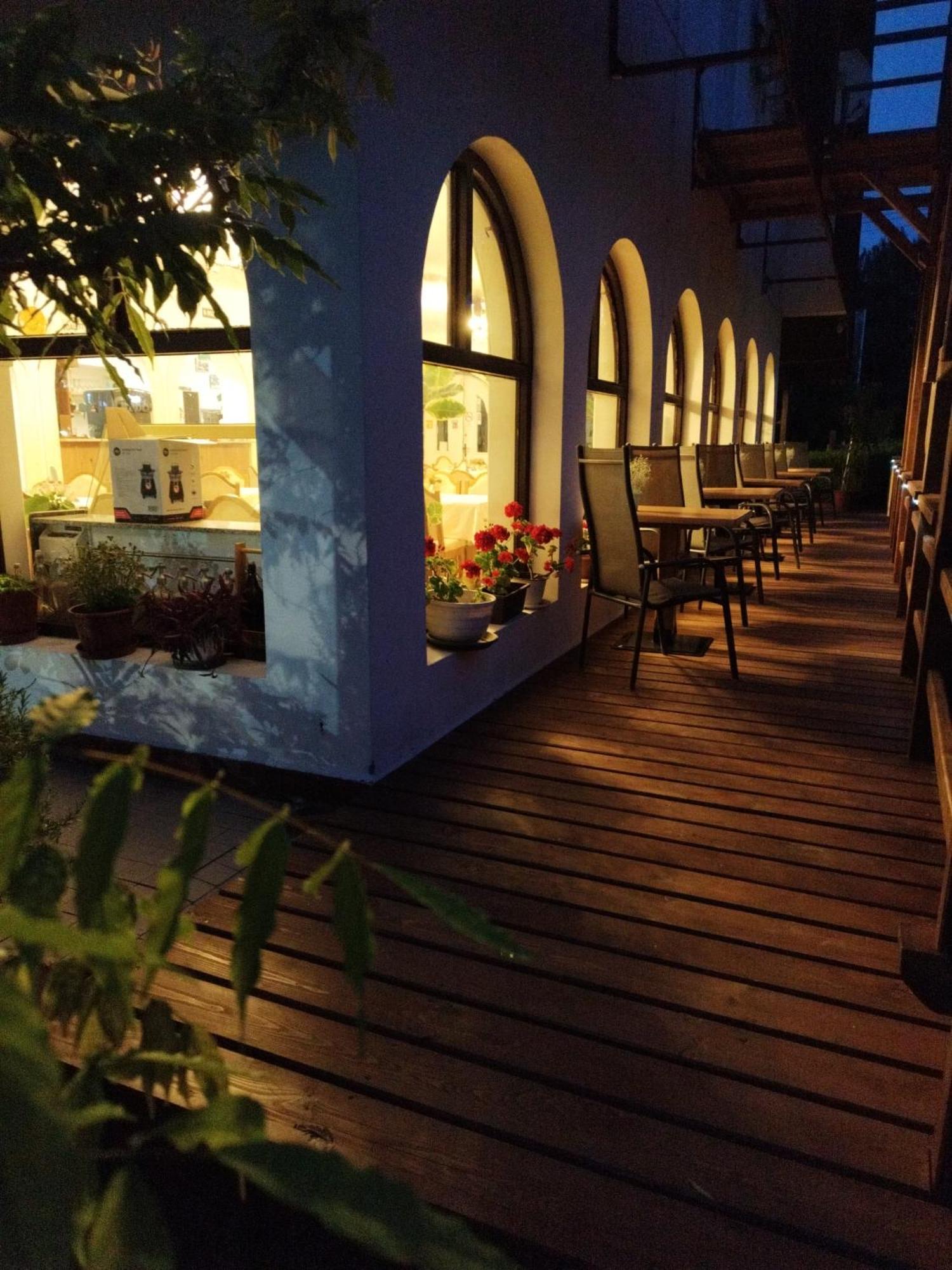 Margareta Etterem Es Vendeghaz Gasthaus บาลาทอนเบรีน ภายนอก รูปภาพ