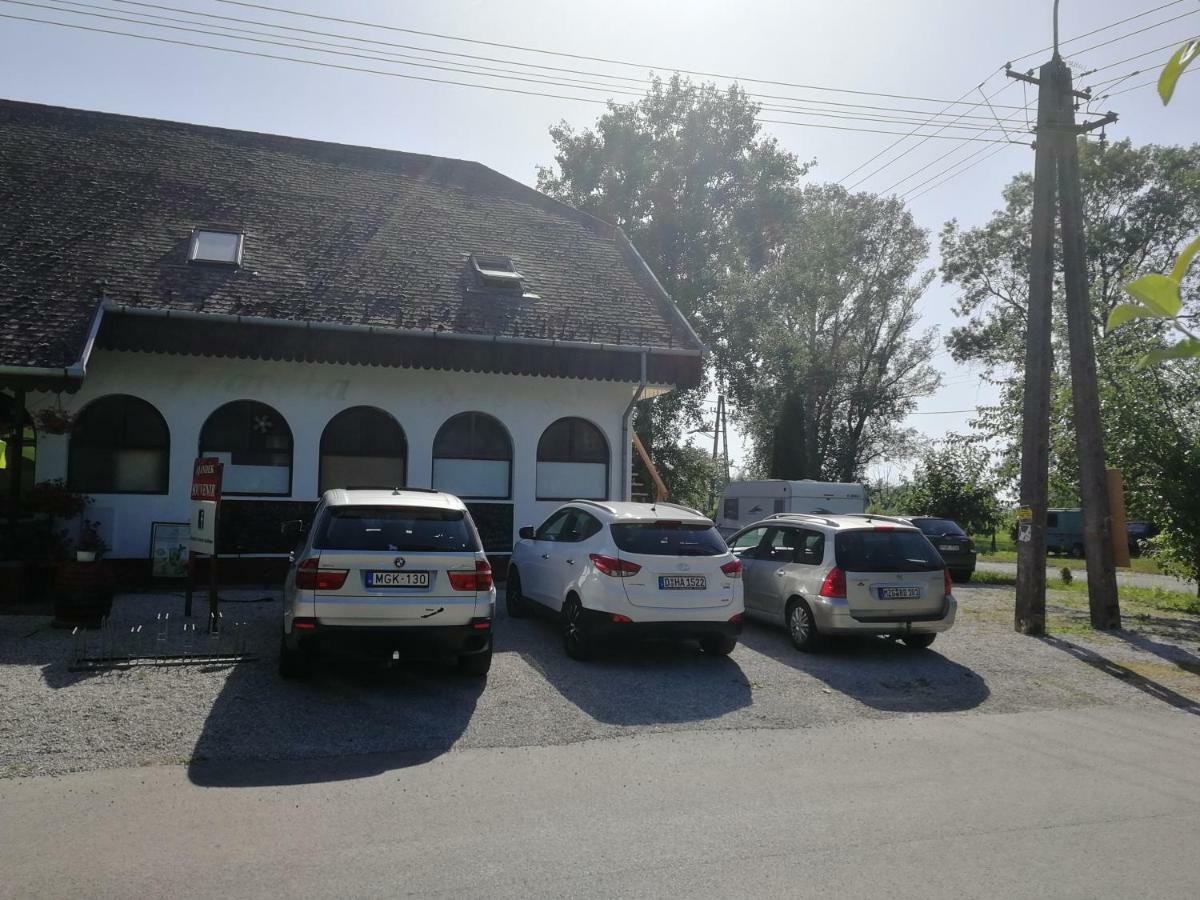 Margareta Etterem Es Vendeghaz Gasthaus บาลาทอนเบรีน ภายนอก รูปภาพ